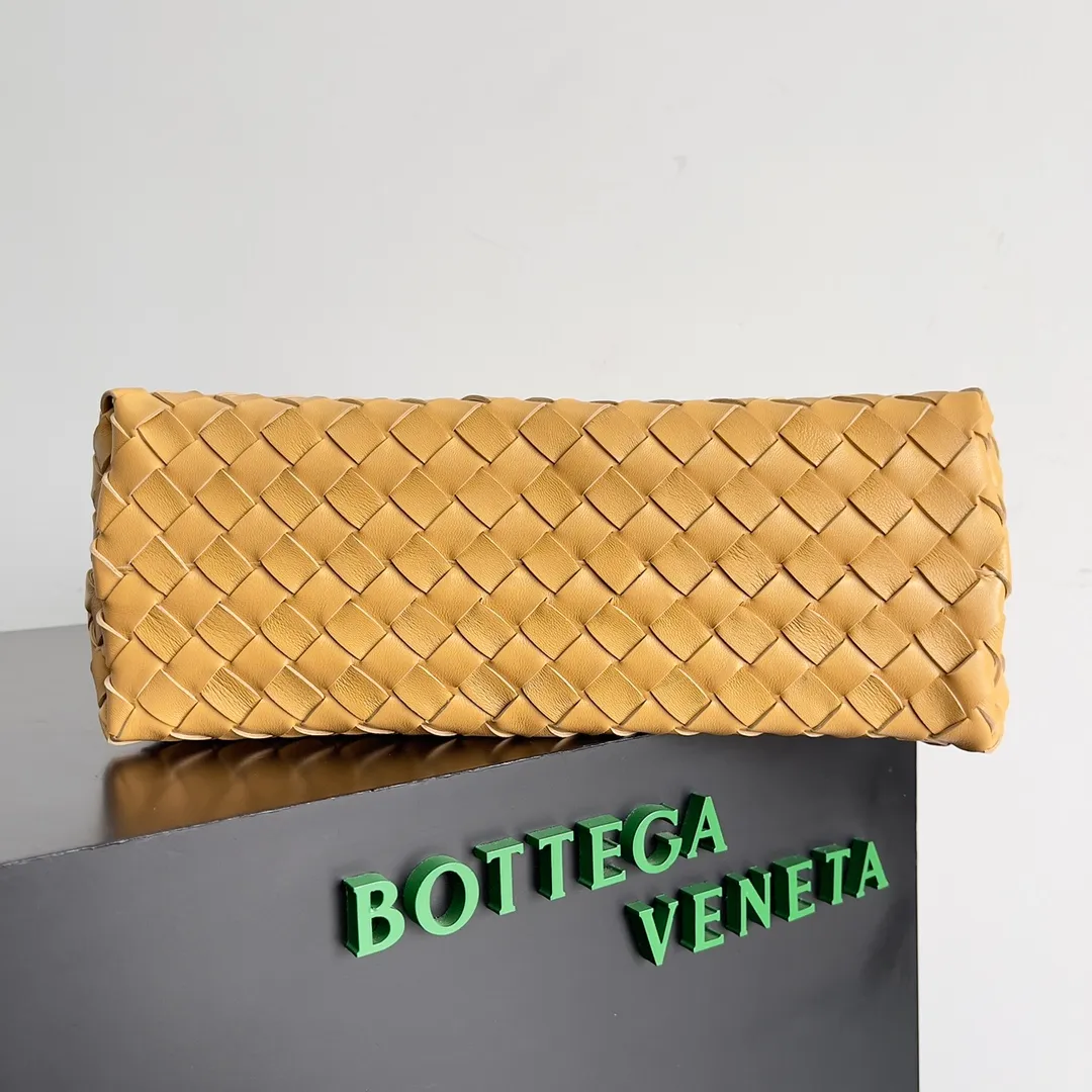 The 2023 new Andiamo batch of 2260 BV has been shipped‼ ️Really popular🔥The new Andiamo woven handbag launched by Bottega Veneta this season is really popular all over the world! ! Celebrities at home and abroad have worn it, and Oscar-winning actress Michelle Yeoh has taken it out on the street. Song Jia, Trai Yara, Yu Feihong, Sanji Ayaka, Rosie Hunting-Whiteley, Yoshioka Riho, etc. have all picked up this bag. It is classic and versatile, showing off its temperament, and the bag capacity is also large, which is very convenient for daily commuting! ! A variety of carrying methods, the shoulder straps can be adjusted by yourself, the original lambskin feels soft and delicate, and the unisex style breaks the gender boundaries and brings a more practical and long-lasting use experience. Andiamo, which has both elegant and casual styles, perfectly interprets the true appearance of "fashionable old money style". Style number: 743572 Size: 32*24*12